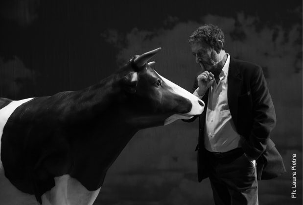 MICHELE SERRA salirà sul palco del Teatro Toselli sabato 16 novembre con il monologo comico-sentimentale "L'amaca di domani. Considerazioni in pubblico alla presenza di una mucca".